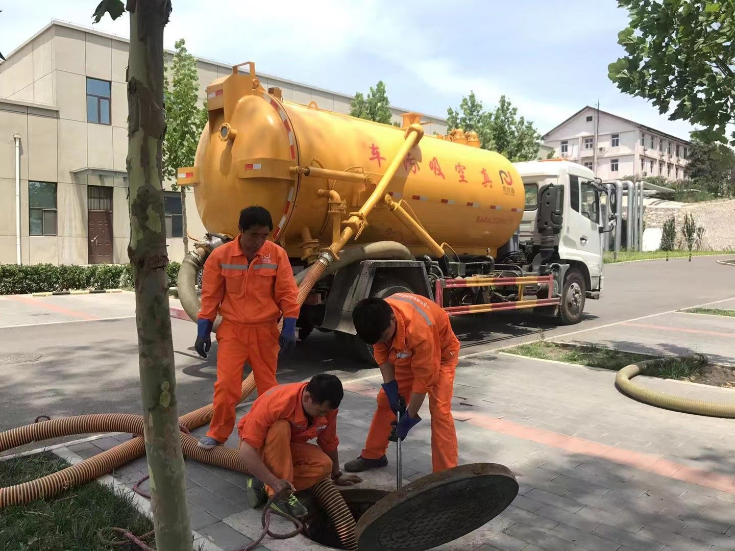 开阳管道疏通车停在窨井附近