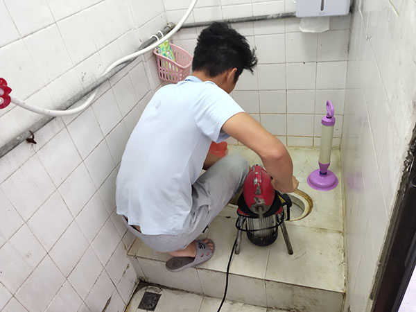 开阳管道堵塞冒臭气 专业师傅现场解决问题
