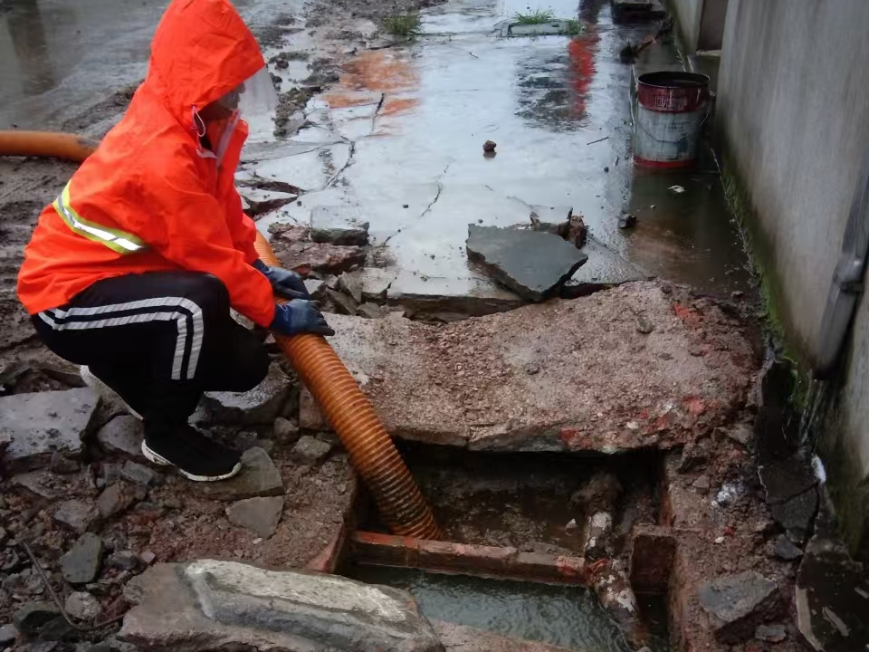 开阳专业清理污水池 炜誉市政以规范流程守护城市 “肠道”