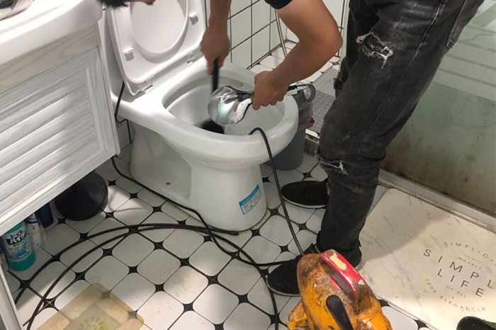 开阳马桶堵塞自己疏通还是找师傅?专业上门服务让你省时更省心