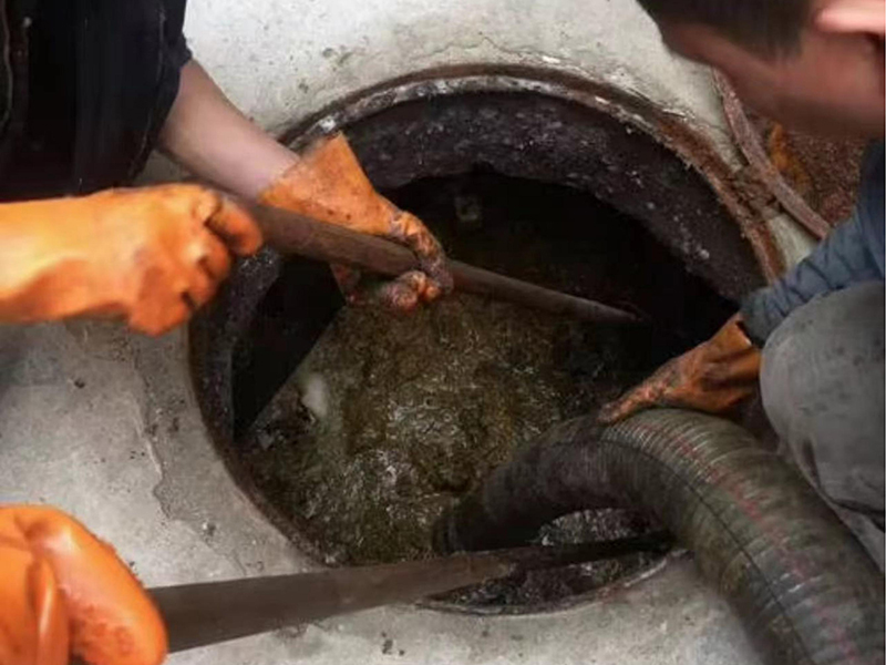 开阳清理化粪池时如何避免沼气的危害?